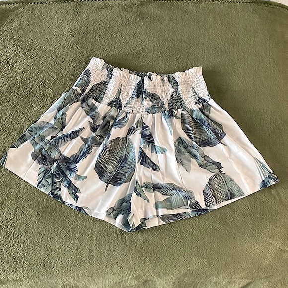 ☀️ Gorgeous Palm Tree Shorts 🌴 - Picture 2 of 4